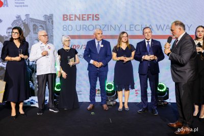 Prezydent Gdyni Wojciech Szczurek składa życzenia Lechowi Wałęsie (drugi z lewej) - byłemu prezydentowi RP i laureatowi Pokojowej Nagrody Nobla. Na scenie stoją również (od prawej): Tomasz Grodzki - marszałek Senatu, Agnieszka Owczarczak - przewodnicząca Rady Miasta Gdańska, Tadeusz Truskolaski - prezydent Białegostoku, Danuta Wałęsa - żona Lecha Wałęsy oraz Aleksandra Dulkiewicz - prezydent Gdańska  // fot. Karol Stańczak