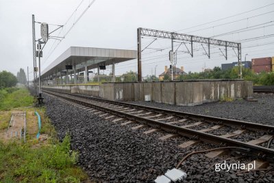 Peron na przystanku SKM Gdynia Grabówek, deszczowa pogoda, tory, widoczna piesza ścieżka na ziemi