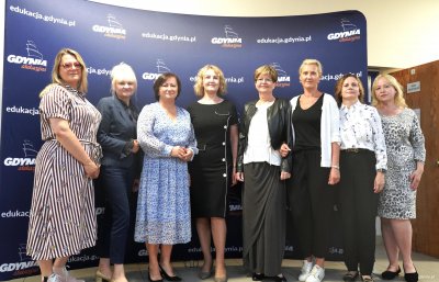 Tegoroczna komisja egzaminacyjna. Druga z lewej Iwona Tanewska, naczelniczka Wydziału Edukacji Urzędu Miasta Gdyni, czwarta z lewej Jadwiga Wachulik, przewodnicząca komisji (fot. Aneta Marczak)