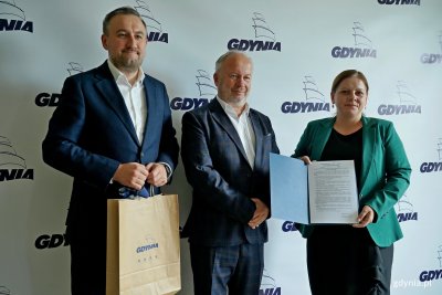 Prezydent Gdyni Aleksandra Kosiorek i Tomasz Augustyniak - dyrektor zarządzający ds. społecznych Urzędu Miasta Gdyni podczas powołania Krzysztofa Jankowskiego na pełnomocnika ds. kombatantów i osób represjonowanych (fot. Magdalena Czernek)