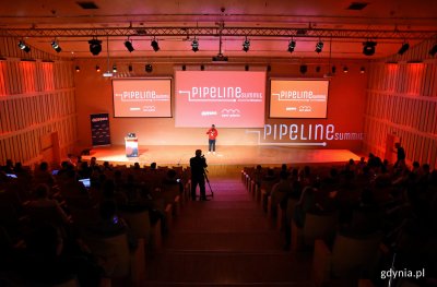 Sala konferencyjna podczas Pipeline Summit (6. edycja). Na zdjęciu siedząca widownia oraz prelegent na scenie. //Szósta edycja Pipeline Summit w Gdyni, fot. Kamil Złoch