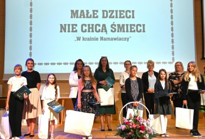 Placówki edukacyjne aktywnie włączają się w działania związane z ochroną środowiska, czego efektem jest wzrost świadomości ekologiczne. W tym roku oceniano aż 219 prac plastycznych wykonanych przez dzieci nt. zielonego konsumenta oraz 80 fotografii w ramach konkursu fotograficznego pt. „Wdech. wydech... zielone płuca mojej okolicy”. Ważnym działaniem był projekt edukacyjny Lider Lokalnej Ekologii pod hasłem „NA TROPIE CZYSTEJ WODY”, w którym dzieci i młodzież wraz z lokalną społecznością poznawali m.in. zasady ujmowania, uzdatniania i oczyszczania wody.(fot. małgorzata kaliszewska)