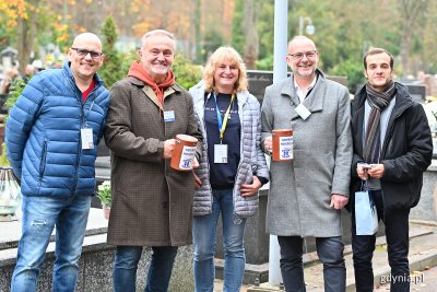 Wśród wolontariuszy kwestujących na rzecz hospicjum gdyński samorząd w tym roku reprezentowali m.in. prezydent Wojciech Szczurek (drugi od lewej strony) i wiceprezydent ds. innowacji Michał Guć (drugi od prawej), fot. Michał Puszczewicz