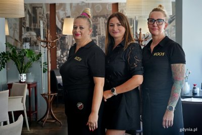 Karolina Płocka – managerka restauracji Moon w Gdyni wraz z dwoma członkiniami zespołu (fot. Magdalena Czernek)