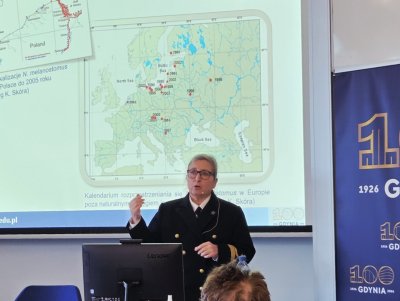 Wykład „Bałtyk – nasze morze. Co naprawdę kryje się w wodach u bram Gdyni?”, który wygłosiła dr hab. Magdalena Bogalecka, prof. UMG. (Fot. Dorota Patzer)