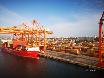 na zdjęciu port