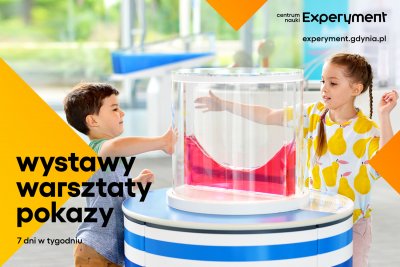 Dwójka dzieci bawiąca się przy stanowisku Parabola.