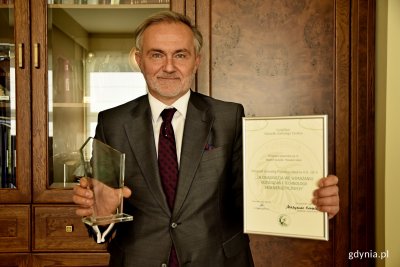 Prezydent Gdyni Wojciech Szczurek z dyplomem i statuetką 
