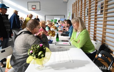 Ludzie siedzą przy stolikach