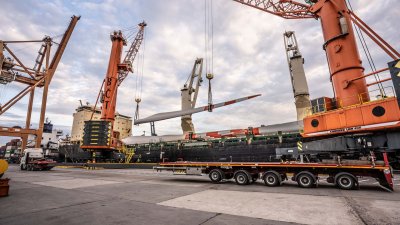 BCT rozładowuje ogromny transport elementów farm wiatrowych, fot. GospodarkaMorska.pl