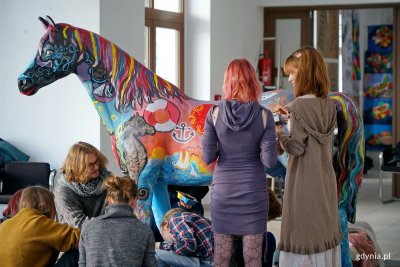 Uczniowie Państwowego Liceum Sztuk Plastycznych w Gdyni malujący rzeźbę konia, którego miasto przekaże na licytację WOŚP (fot. Magdalena Czernek)