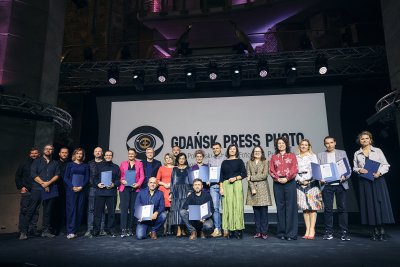Laureaci Gdańsk Press Photo 2025 wraz z wyróżnionymi fotoreporterami, a także przedstawicielami organizatorów i samorządowcami, wśród których pojawiła się Honorata Krupka – skarbnik miasta Gdyni (fot. Jan Rusek/KFP) 