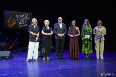 Wspólne zdjęcie po wręczeniu nagrody. Od lewej: Magdalena Marszałkowska, Krystyna Stańko, Mariusz Bzdęga, Maja Babyszka, Aleksandra Raczyńska i Patrycja Zarychta (fot. Mirosław Pieślak)