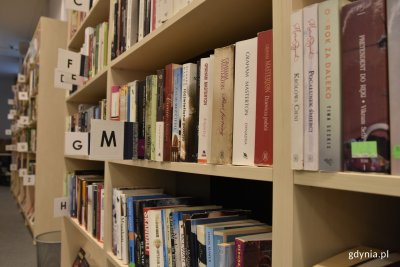 Książki na regale w bibliotece