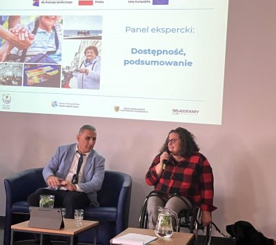 Marta Czarchor z Wydziału Dostępności Urzędu Miasta z psem asystującym Delicją oraz Dariusz Majorek, dyrektor pomorskiego oddziału PFRON-u (fot. Agnieszka Wawrzyniak)