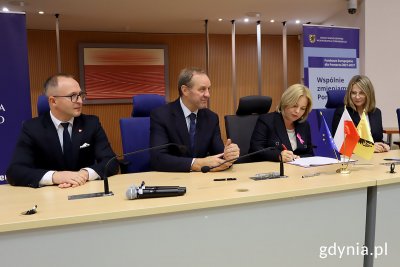  Podpisanie umowy dotyczącej edukacji zawodowej. Na zdj. (od lewej): Marcin Skwierawski, wicemarszałek województwa pomorskiego, Mieczysław Struk, marszałek województwa pomorskiego, wiceprezydentka Gdyni Oktawia Gorzeńska i Honorata Krupka, skarbnik Gdyni (fot. Katarzyna Balcerzak)