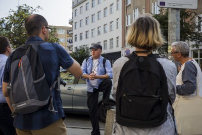 Przewodnik turystyczny Jarosław Kaczmarczyk podczas Weekendu Architektury w Gdyni w 2018 roku. Fot. Przemysław Kozłowski / Agencja Rozwoju Gdyni