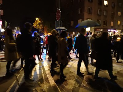 Tłum ludzi ubranych na czarno protestuje na jednym z przejść dla pieszych w centrum Gdyni
