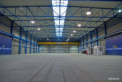 Wnętrze nowej hali magazynowej zakupionej ze środków Programu Ochrony Ludności i Obrony Cywilnej 2025-2026 (fot. Magdalena Czernek)