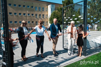 Przecięcie wstęgi podczas uroczystego otwarcia boisk zewnętrznych przy ZSO nr 6 w Gdyni