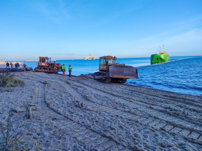 Plaża w Babich Dołach. Spychacze pracują w piasku, poszerzają plażę