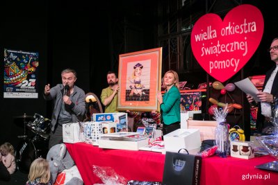 Niedzielne licytacje w Teatrze Miejskim prowadzili m.in. prezydent Wojciech Szczurek i wiceprezydent Michał Guć, fot. Karol Stańczak