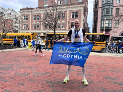 Piotr Suchenia na mecie Boston Marathon 2026 (fot. archiwum prywatne)