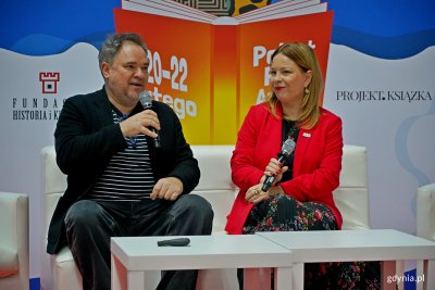 Od prawej: wiceprezydentka Gdyni Oktawia Gorzeńska i pisarz Grzegorz Kasdepke podczas rozmowy na Targach Książki w Gdyni (fot. Magdalena Czernek)