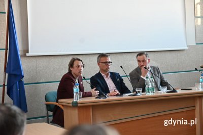 Na zdjęciu od lewej: Łukasz Piesiewicz radny Miasta Gdynia oraz przewodniczący Zespołu ds. Śródmieścia, Przewodniczący Gdyńskiej Rady Dialogu Gospodarczego, Prezes zarządu Pracodawców Pomorza  Tomasz Limon i Tomasz Augustyniak, wiceprezydent Gdynia (fot. Zofia Marczak)