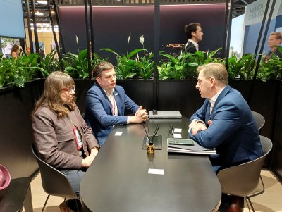 Wiceprezydent Maciej Zielonka (w środku), architekt miasta dr inż. arch. Paulina Szewczyk oraz Mirosław Bednarek, prezes zarządu Matexi Polska (fot. Justyna Patyk)