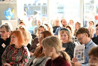 Uczestnicy Gdyńskich Warsztatów Konserwatorskich w ikonicznym budynku PLO, w którym mieści się Miejska Informacja Turystyczna (fot. Waldemar Ulanowski)