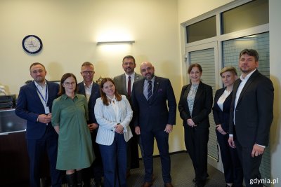 Spotkanie w Radmorze. Na zdj. m.in.: prezydent Aleksandra Kosiorek, wiceprezydent Tomasz Augustyniak, prezes zarządu Radmor SA Bartłomiej Zając, wiceprezes zarządu Radmor SA Gracjan Jakubowski, prezes Pracodawców Pomorza oraz przewodniczący Gdyńskiej Rady Dialogu Gospodarczego Tomasz Limon oraz Justyna Patyk, zastępca naczelnika Wydział Polityki Gospodarczej UMG (fot. Magda Śliżewska)