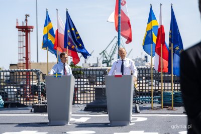 Pokład ORP Kościuszko, stoją premier Szwecji Ulf Kristerssen i premier RP Donald Tusk, w tle flagi narodowe