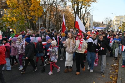 Mieszkańcy i sympatycy Orłowa wspólnie przeszli w Dzielnicowej Paradzie Niepodległości (fot. Dorota Patzer)