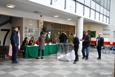 Jedna z obwodowych komisji wyborczych w Gdyni podczas wyborów parlamentarnych w 2019 roku. Fot. Michał Puszczewicz