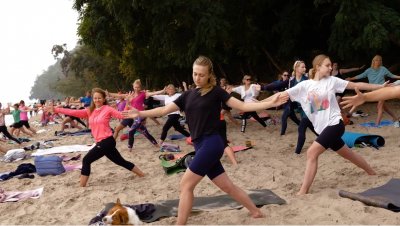 A gdyby tak zacząć sobotę aktywnie, zajęciami z elementami jogi i pilatesu? Czemu nie? Bezpłatne zajęcia na plaży przy Polance Redłowskiej potrwają do 2 września. Fot. Filip Czyżewski
