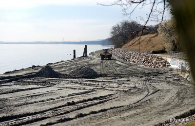 Refulacja brzegu w Orłowie miała już miejsce w 2020 roku, co uwiecznione zostało na powyższej fotografii. Teraz, po tym jak woda zabrała piasek, Urząd Morski w Gdyni znów poszerzy plaże w tym miejscu // fot. Kamil Złoch