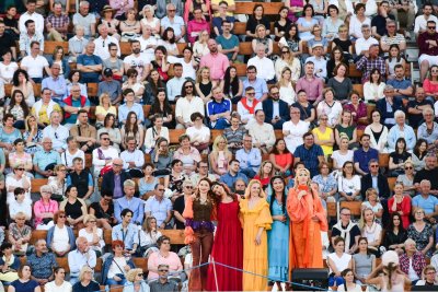 Na zdj. publiczność Sceny Letniej i aktorki Teatru Miejskiego (na pierwszym planie) po spektaklu „Kwiaty we włosach” // fot. mat. prasowe Teatru Miejskiego/FB
