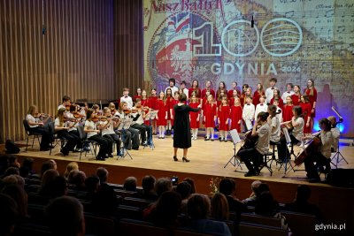 Uczniowie Szkoły Muzycznej I i II stopnia im. Z. Noskowskiego w Gdyni występujący podczas koncertu „Muzyczny portret Gdyni” (fot. Magdalena Czernek)