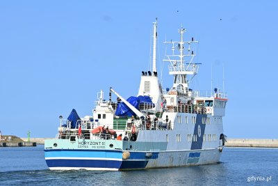 „Horyzont II” wypływający z gdyńskiego portu na polarną wyprawę (fot. Magdalena Czernek)