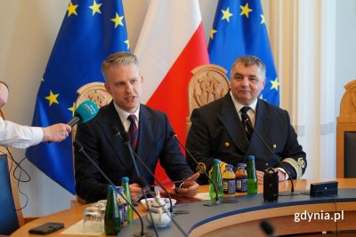 Przetarg na pierwszy etap budowy nowego żaglowca dla Uniwersytetu Morskiego zostanie ogłoszony w kwietniu. Na zdjęciu widoczni: Arkadiusz Marchewka, wiceminister infrastruktury oraz prof. dr hab. inż. kpt. ż.w. Adam Weintrit, rektor Uniwersytetu Morskiego (fot. Łukasz Kamasz)