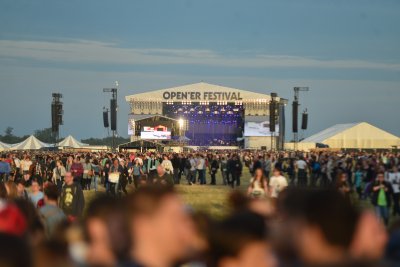 Tak wyglądało festiwalowe miasteczko i scena w 2017 roku // fot. Maciej Czarniak