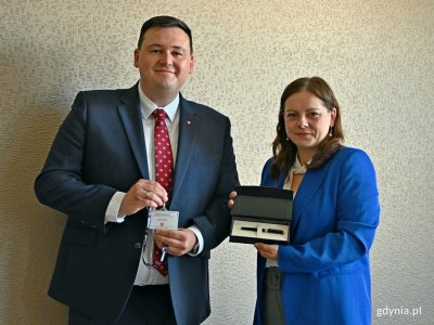Łukasz Kobus to od 1 czerwca nowy sekretarz miasta i dyrektor Urzędu Miasta Gdyni. Na zdj. z prezydent Gdyni, Aleksandrą Kosiorek. Fot. Magdalena Czernek