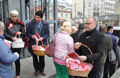 Gdynianon flagi wręczali m.in. wiceprezydent Michał Guć, przewodnicząca gdyńskiej Rady Miasta Joanna Zielińska i przewodniczący Rady Dzielnicy Grabówek Zenon Roda // fot. Magdalena Czernek