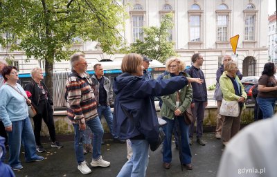 Zwiedzający na tarasie nieistniejącej już kawiarni w dawnym budynku ZUS (fot. Karolina Szypelt)