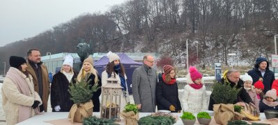Zdjęcie z planu teledysku „Gwiazda gore Jezusowi”, w którym wzięli udział m.in. prezydent Gdyni Wojciech Szczurek, wiceprezydenci Michał Guć, Marek Łucyk i Bartosz Bartoszewicz oraz artyści z pracowni wokalnych Młodzieżowego Domu Kultury // fot. MDK Gdynia
