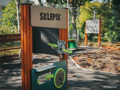 Zmodernizowany plac zabaw przy SP nr 44 w Gdyni (fot. Marcin Mielewski, Zarząd Dróg Miejskich)