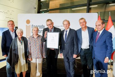 Laureat Nagrody Edytorskiej Polskiego PEN Clubu i Konsula Honorowego Wielkiego Księstwa Luksemburga w Sopocie Paweł Kądziela (w środku) oraz jurorzy i organizator, od lewej: Marek Zagańczyk, Małgorzata Szejnert, Maria Prussak. Od prawej: Basil Kerski, Marek Radziwon, Tomasz Kopoczyński. Fot. Mirek Pieślak