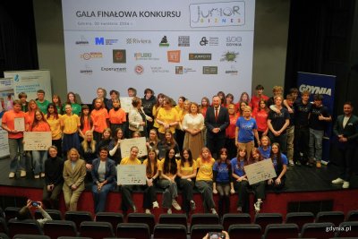 Laureaci i laureatki Junior Biznes wraz z wiceprezydentem Tomaszem Augustyniakiem, dyrektorką Powiatowego Urzędu Pracy w Gdyni Jolantą Klauze, wicekanclerz Uniwersytetu WSB Merito Gdańsk i Gdynia Katarzyną Litwin (fot. Magdalena Starnawska)