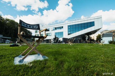 Reżyserskie krzesła na Placu Grunwadzkim, z widokiem na Gdyńskie Centrum Filmowe - znak, że rozpoczyna się 47. Festiwal Polskich Filmów Fabularnych. Kluczowe wydarzenia i pokazy filmowe goszczą w salach GCF, na dwóch scenach Teatru Muzycznego oraz w kinie Helios w Centrum Riviera, fot. Kamil Złoch